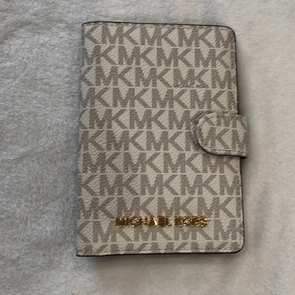 Michael Kors Jet Set Logo passport case wallet